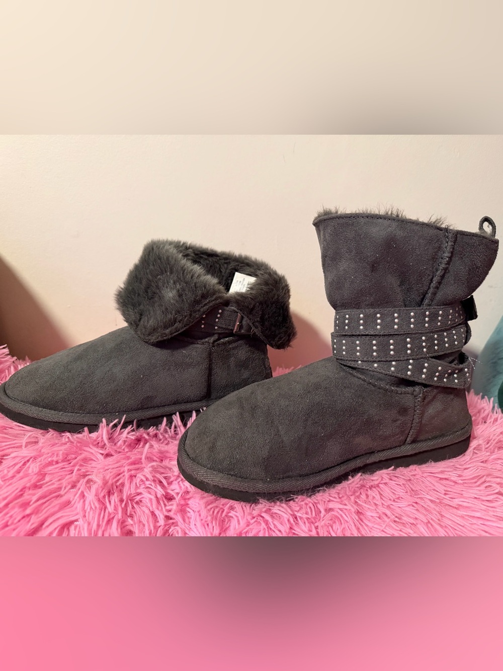 Aeropostale greyFaux Fur insulated boots .Size 8 , barely wore